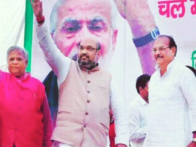 बीजेपी अध्यक्ष अमित शाह के चुनावी मंच पर दिखे बाहुबली डीपी यादव, फिर होगी बीजेपी में एंट्री? dp_yadav_bjp_entry