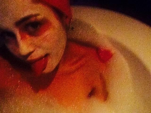 माइली फिर इंस्टाग्राम पर पोस्ट की न्यूड तस्वीर Miley Cyrus Shares Topless Shower Photo On Instagram