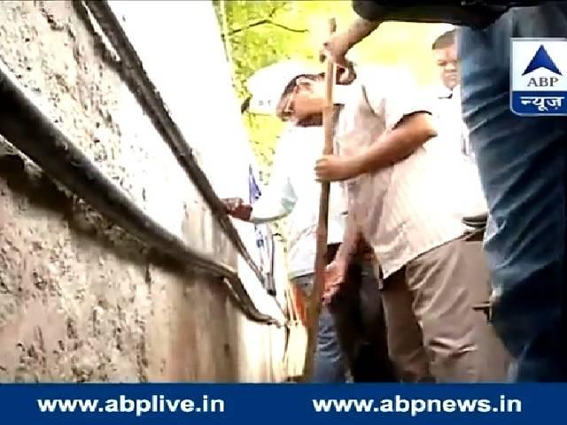 सफाई के लिए 'सेवन आरसीआर' पहुंचे केजरीवाल arvind kejariwal participates in swachh bharat abhiyan