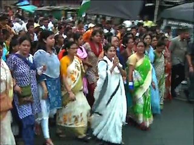 सरकार के खिलाफ सड़क पर ममता की हुंकार सरकार के खिलाफ सड़क पर ममता की हुंकार