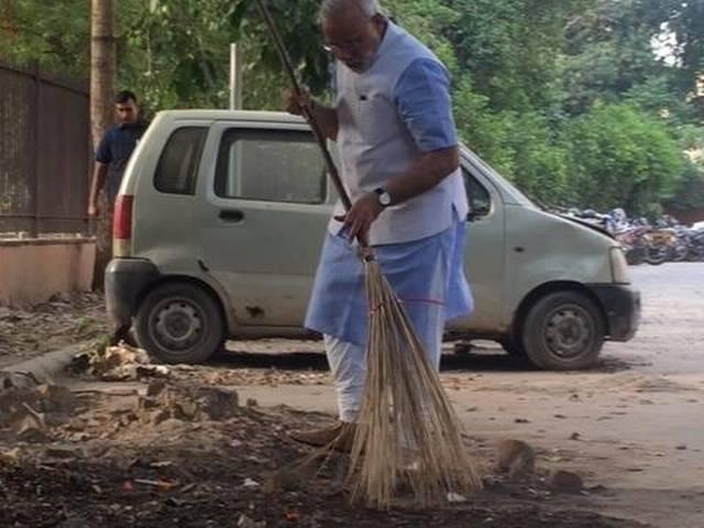 जब मोदी ने थाने में उठाई झाड़ू narendra-modi-police-station