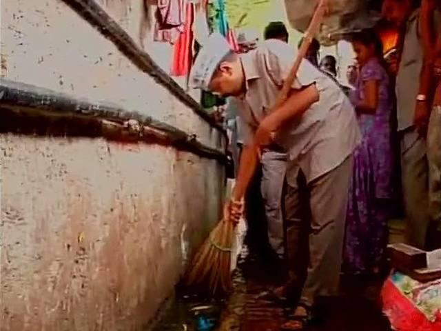 'आप' संयोजक केजरीवाल ने की नालों की सफाई kejriwal_clean_campaign