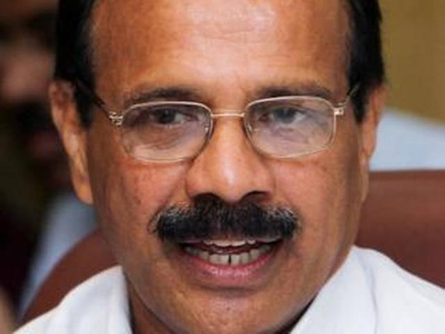 रेल मंत्री ने नयी दिल्ली स्टेशन पर झाड़ू लगाया rail-minister-sadanand-gauda