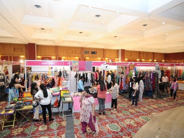 'रनवे राइजिंग' की प्रदर्शनी में 130 देशी-विदेशी डिजाइनर्स ने हिस्सा लिया runway rising_designers_ramola bachchan