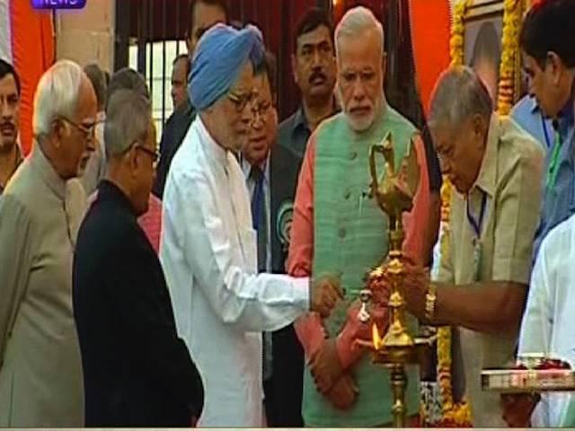 दिल्ली के सुभाष मैदान में पीएम मोदी और राष्ट्रपति की मौजूदगी में हुआ रावण दहन PM modi join Dussehra celebration