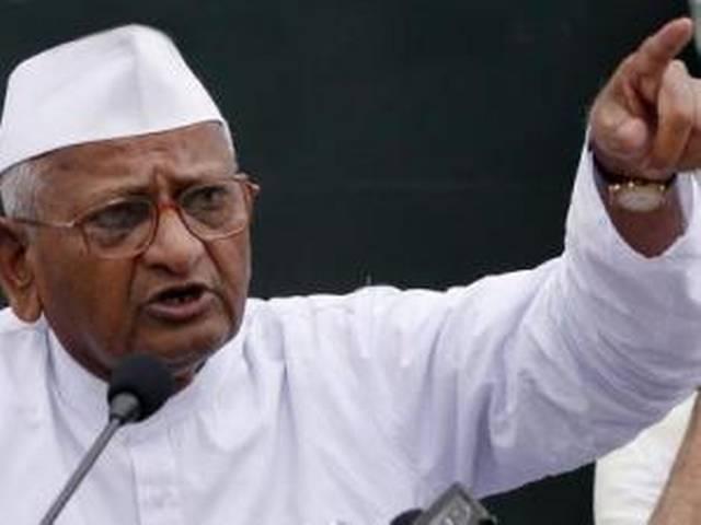 मुंबई में अन्ना का काफिला रोकने पर बवाल मुंबई में अन्ना का काफिला रोकने पर बवाल