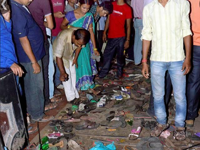 बिखरे जूते, चप्पलें और पीछे छूट गए सामान बयान कर रहे थे हादसे की दास्तां bihar-accident