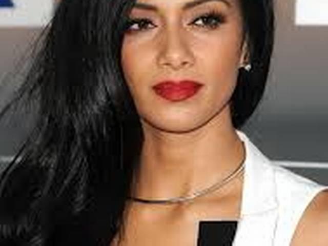 निकोल को अनोखे जूतों से हुई परेशानी nicole-scherzinger-shoes-singer