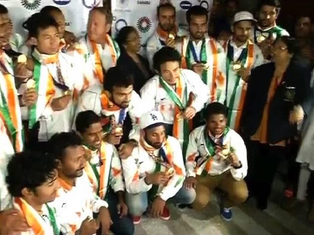 स्वर्ण पदक विजेता भारतीय पुरूष हाकी टीम स्वदेश लौटी hockey_team_welcome