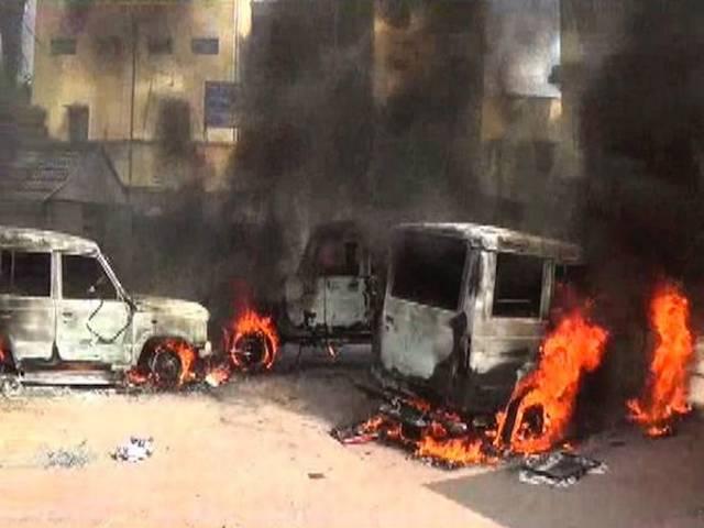 बिहार के छपरा में मूर्ति विसर्जन के दौरान लाउडस्पीकर बजाने से रोकने पर हुआ विवाद, गुस्साए लोगों ने तोड़फोड़-आगजनी की clash with policemen in Chhapra