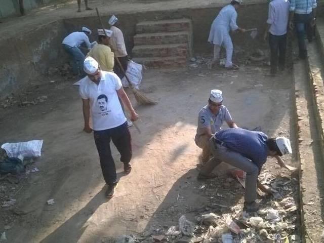 AAP ने दिल्ली के मेयरों को कूड़े कचरे की 2,500 तस्वीरें भेजी AAP sends 2,500 photos to Delhi mayors showing garbage in city