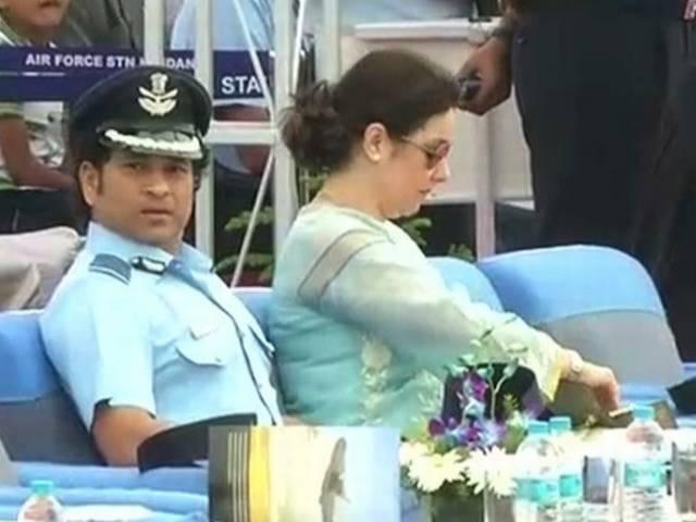 ABP LIVE: गडकरी ने रिक्शेवालों को वोटबैंक समझा, धोखा दिया- केजरीवाल abp_live