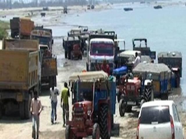 खनन माफियाओं के जरिए रेत और बजरी की लूट खनन माफियाओं के जरिए रेत और बजरी की लूट