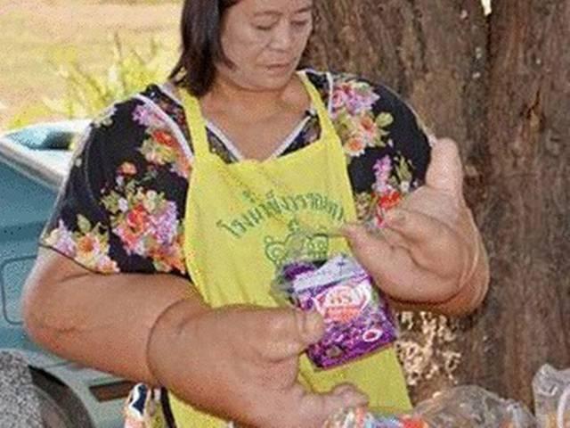 सनी के ढ़ाई किलो के हाथ से दस गुना भारी है इस महिला का हाथ! sunny-hand-weight