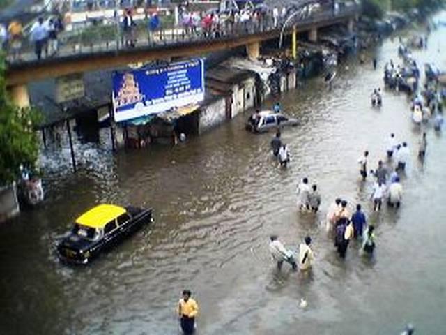 मुंबई में भारी बारिश, हाई टाइड की आशंका मुंबई में भारी बारिश, हाई टाइड की आशंका