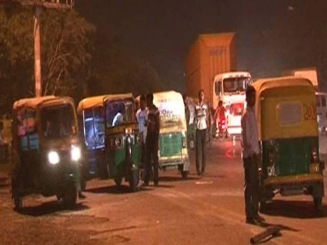 छेड़खानी से बचने के लिए लड़की चलती ऑटो से कूदी girl jump from auto to save herself