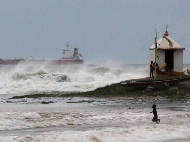 आंध्र प्रदेश के विशाखापत्तनम पहुंचा 'हुदहुद', 5 की मौत hudhud_storm
