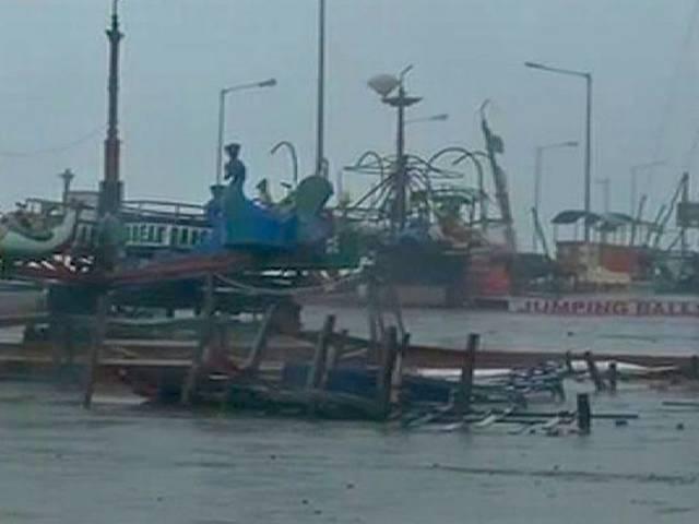 आंध्र के तट से टकराया 'हुदहुद', जानें 10 बड़ी बातें Cyclone Hudhud Hits Andhra Pradesh Coast: 10 main points