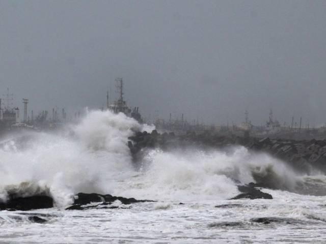 कमजोर पड़ा 'हुदहुद' तूफान, आंध्र और ओडिशा में अब तक 8 लोगों की मौत hudhud_storm