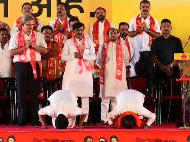 मुंबई में जनता के आगे नतमस्तक होकर पिता उद्धव ठाकरे और बेटे आदित्य ठाकरे ने मांगे वोट Uddhav thackeray election campaign