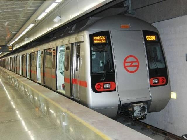 मेट्रो में 60 साल के व्यक्ति ने की खुदकुशी 60 year old person suicide in metro