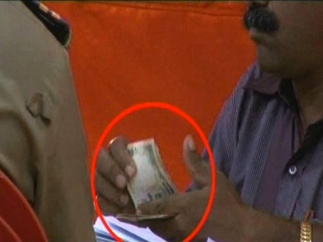 मुंबई की वर्सोवा सीट से शिवसंग्राम की उम्मीदवार भारती लवेकर के दफ्तर पर छापा, 6 लाख रुपये कैश जब्त mumbai_bharti_raid