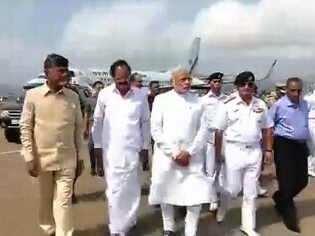 हुदहुद तूफान : पीएम मोदी ने 1 हजार करोड़ के राहत पैकेज का किया एलान Modi announces Rs. 1000 crore relief for Andhra Pradesh