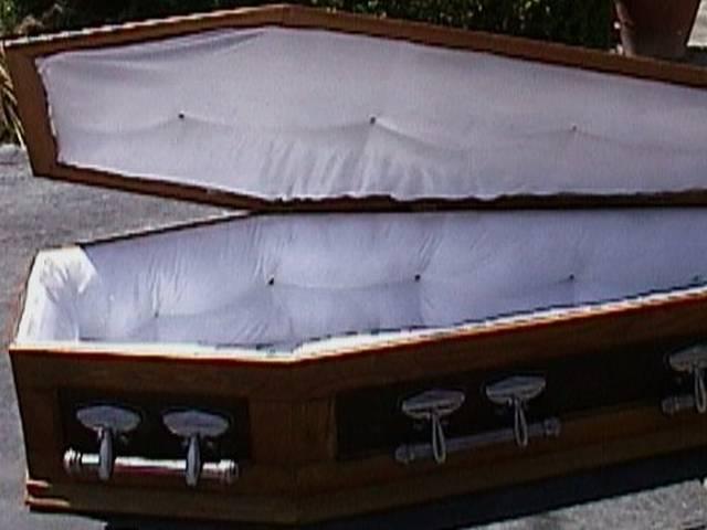 दबाव में आकर महिला ने शव के साथ किया सेक्स! Woman has sex with dead husband in public as per his last will