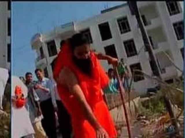झाडू लगाकर स्वच्छ भारत अभियान में शामिल हुए योगगुरू रामदेव ramdev joins swachh bharat abhiyan