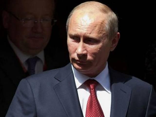एएसईएम सम्मेलन में पुतिन के खिलाफ टॉपलेस प्रदर्शन protest against putin