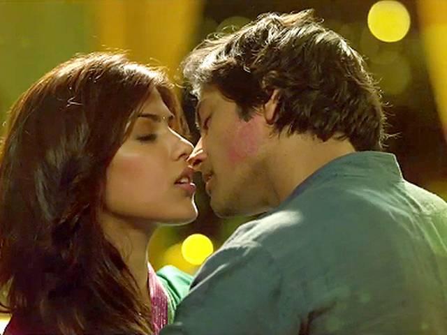 मूवी रिव्यू: कमज़ोर कनेक्शन वाली फिल्म है 'सोनाली केबल' Movie review: Sonali Cable