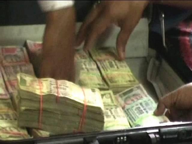 लाखों की नकदी और संपत्ति मिली, काली कमाई के अफसरों पर कसा शिकंजा black money