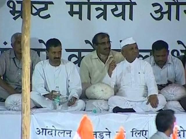 टीम अन्ना ने दिए पॉलिटिकल पार्टी बनाने के संकेत टीम अन्ना ने दिए पॉलिटिकल पार्टी बनाने के संकेत