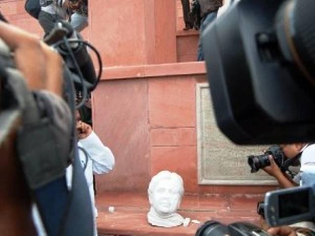 माया की मूर्ति तोड़ने के आरोपियों को जमानत नहीं माया की मूर्ति तोड़ने के आरोपियों को जमानत नहीं