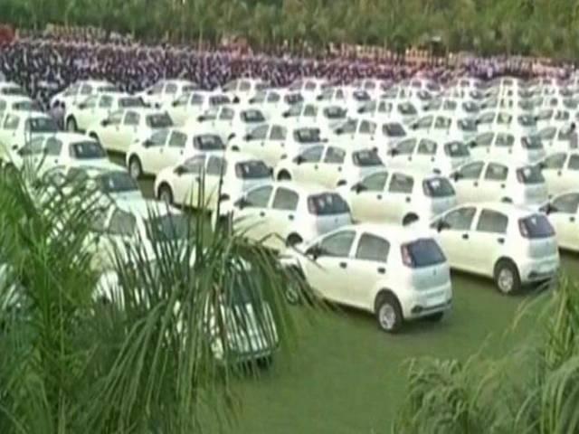 सूरत की डायमंड कंपनी ने दीवाली गिफ्ट में 491 कर्मचारियों को दी कार, 207 कर्मचारियों को मिला 2BHK फ्लैट surat_diamon_company_gifts_car_flat