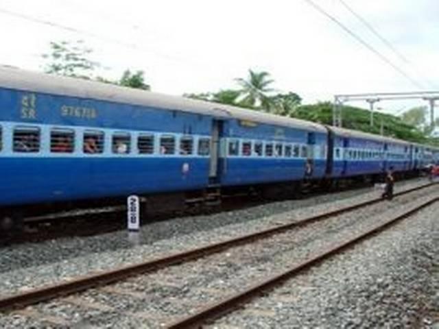 ट्रेन के खाली डिब्बे में महिला को लगायी आग train-women-fire