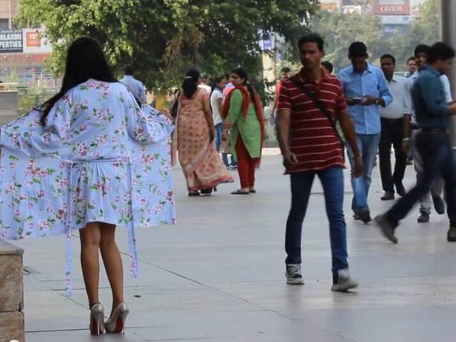 ...और जब बीच सड़क पर लड़की ने खोल दिया अपना बाथिंग गाउन! BATHING-GOWN-girl-open