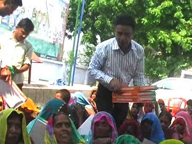 स्मृति ईरानी का अमेठी की जनता को सिल्क साड़ी का दीवाली तोहफा smriti_irani_gifts_sari_amethi_public