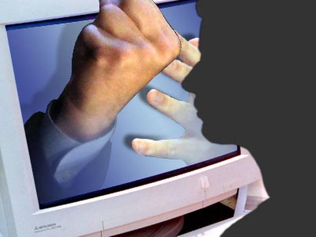 अहमदाबाद का ये युवक स्टॉकिंग का शिकार है, लड़की उसे धमका रही है! Girl stalks boy on social media,
