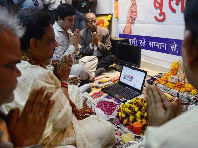दिवाली पर लक्ष्मी गणेश के साथ लैपटॉप, आईपैड की पूजा diwali_laptop_ipad_worship