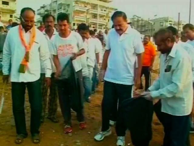 सरकार का स्वच्छ भारत का अभियान जारी, विशाखापट्नम में शहरी विकास मंत्री वेंकैया नायडू ने की सफाई Venkaiah_clean_india_campaign