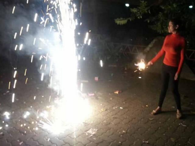 अमावस की रात और पूनम पांडे की दीवाली poonam shares diwali celebration pictures on twitter