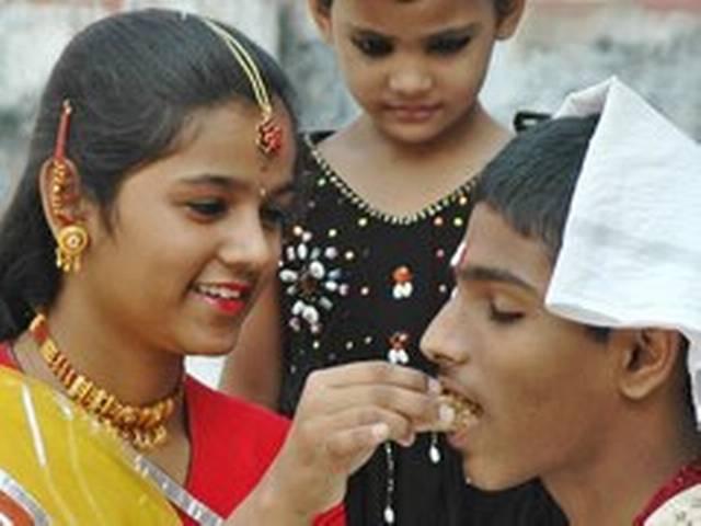 बहनों में है भैयादूज का उत्साह sister-bhaiya-dooj