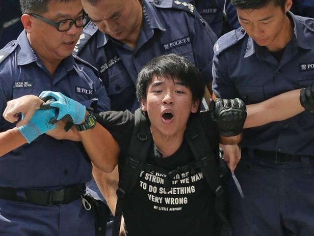 हांगकांग: प्रदर्शनकारी छात्र कर रहे हैं जनमत संग्रह की मांग hong-kong-student