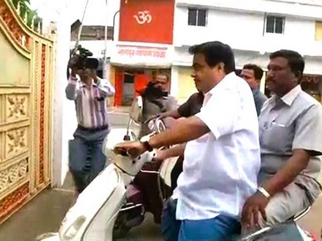 महाराष्ट्र: 'सीएम पद को लेकर' भागवत से मिले गडकरी और फडणवीस Gadkari-Bhagwat-scooty-helmet