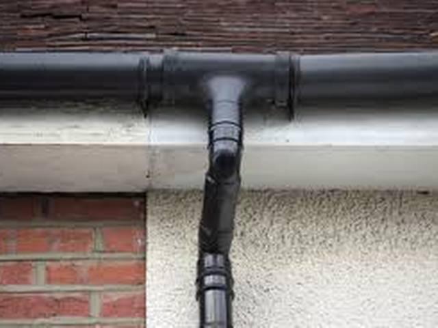 सीबीआई का छापा, रेलवे ऑफिसर के ड्रेन पाइप से मिले 10 लाख railway-officer-drain-pipe