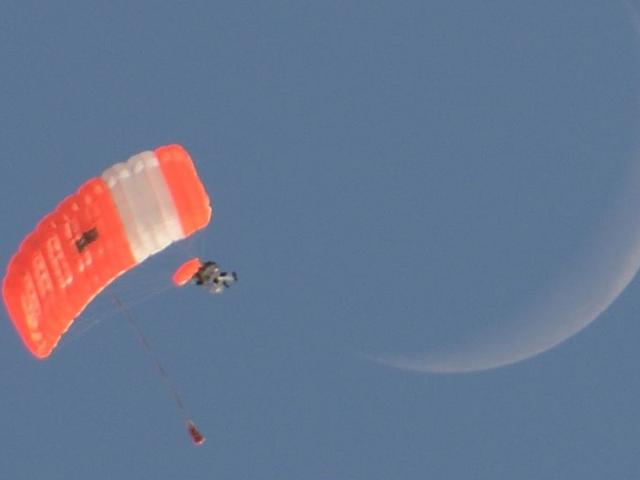 गूगल के अधिकारी ने तोड़ा सर्वाधिक ऊंचाई से कूदने का कीर्तिमान Google Executive Breaks Record With Near-Space Skydive