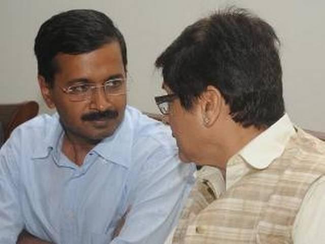 नेताओं के घेराव पर किरन-केजरीवाल की दो राय नेताओं के घेराव पर किरन-केजरीवाल की दो राय