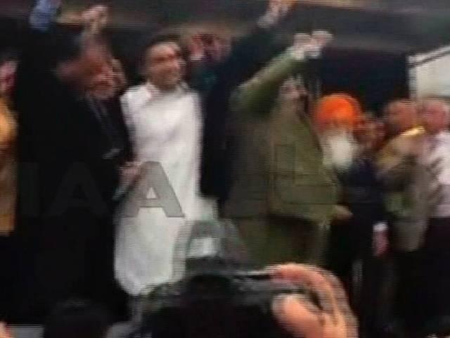 मिलियन मार्च: बिलावल पर फेंके गए बोतल और अंडे million march: people throw bottles and eggs on ppp’s president bilawal bhutto