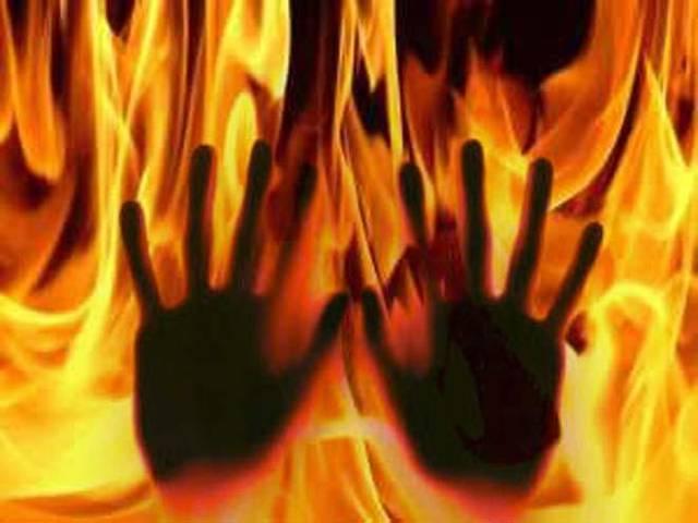 अलीगढ़ में एसएसपी दफ्तर के सामने आत्मदाह का प्रयास Attempted self-immolation in front of the SSP office in Aligarh